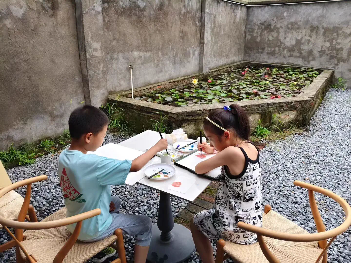 孩子们在乡村院落中绘画
