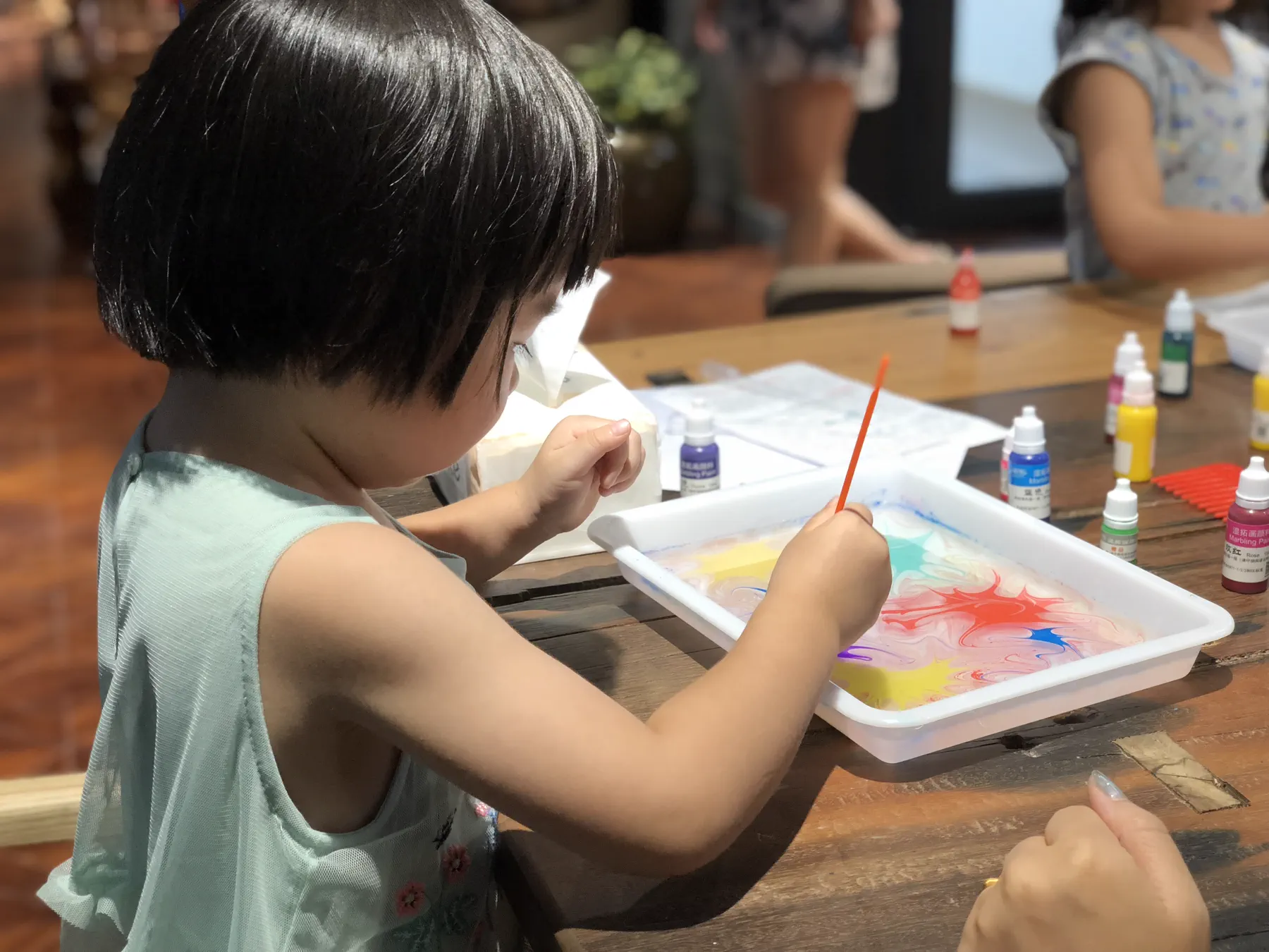 孩子在活动中进行创作