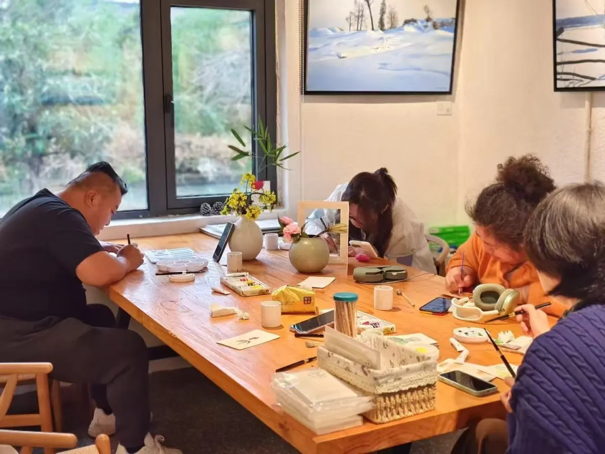 社群成员一起参加绘画活动